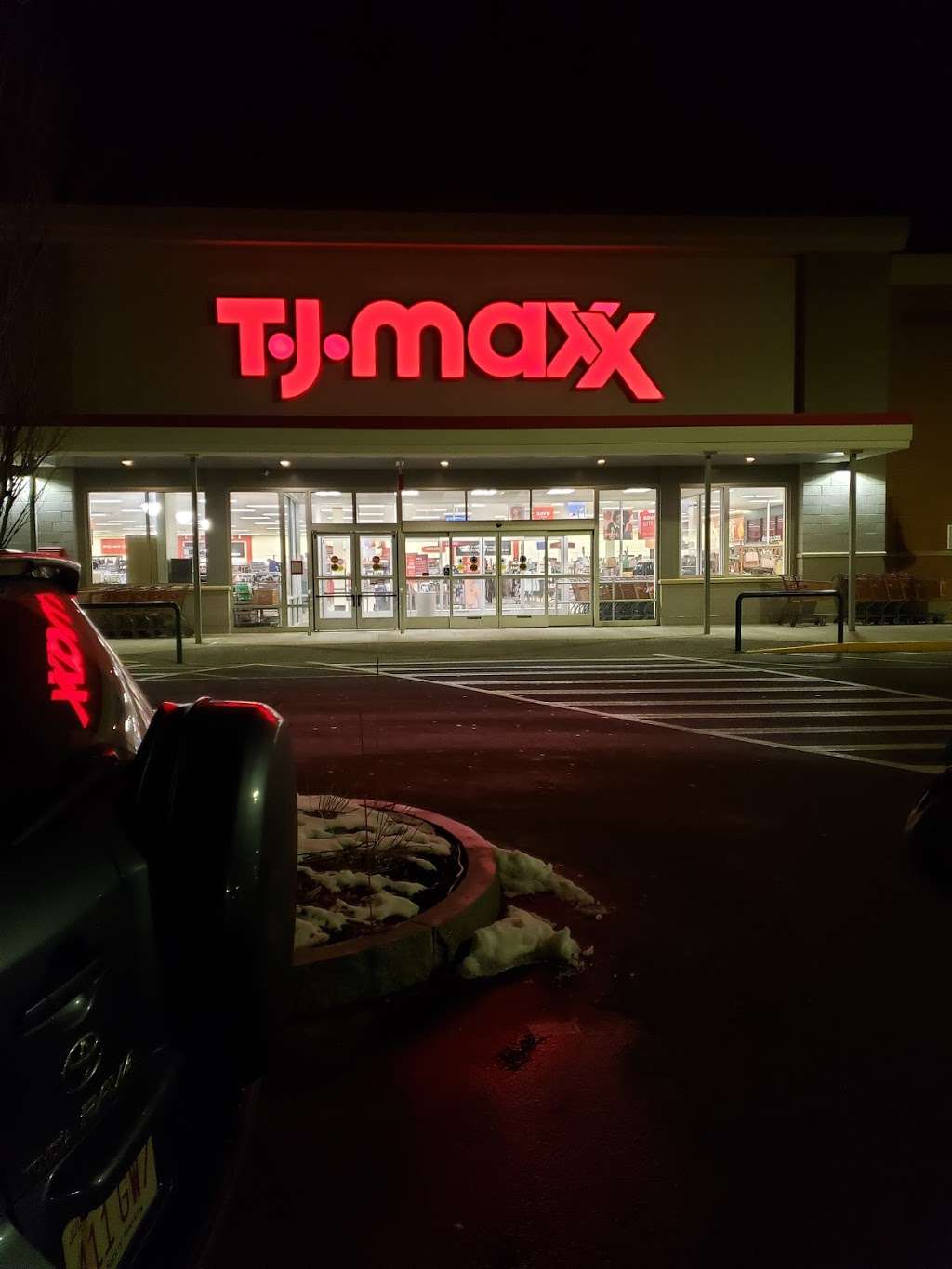 T.J. Maxx & HomeGoods | 10 Michels Way, Londonderry, NH 03053, USA | Phone: (603) 421-9761