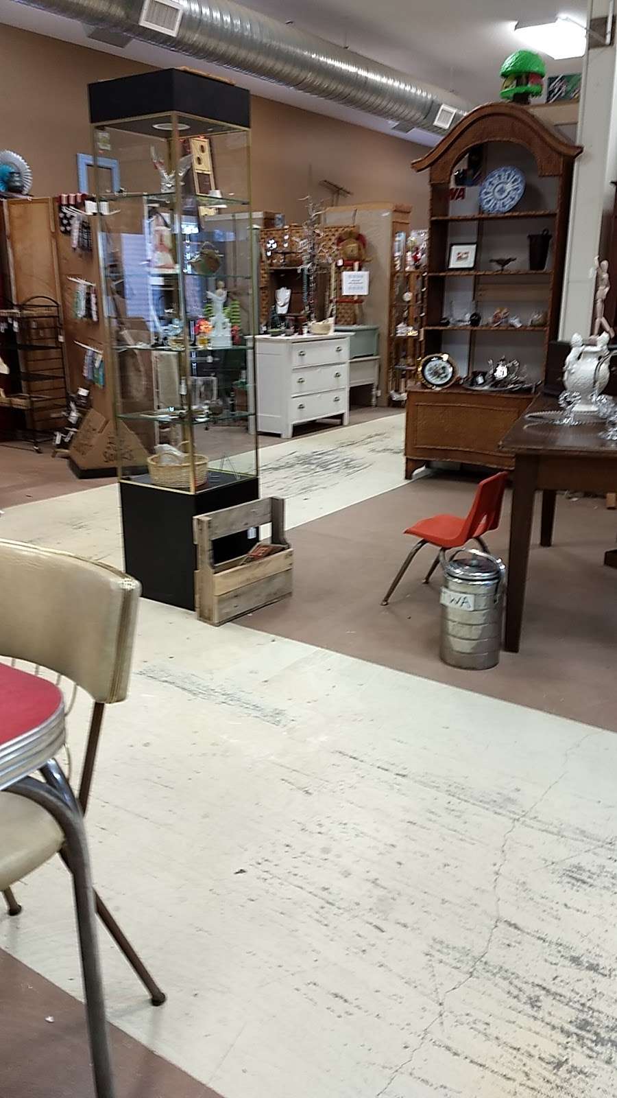 The Parkville Antique Mall | 173 English Landing Dr, Parkville, MO 64152, USA | Phone: (816) 741-6255