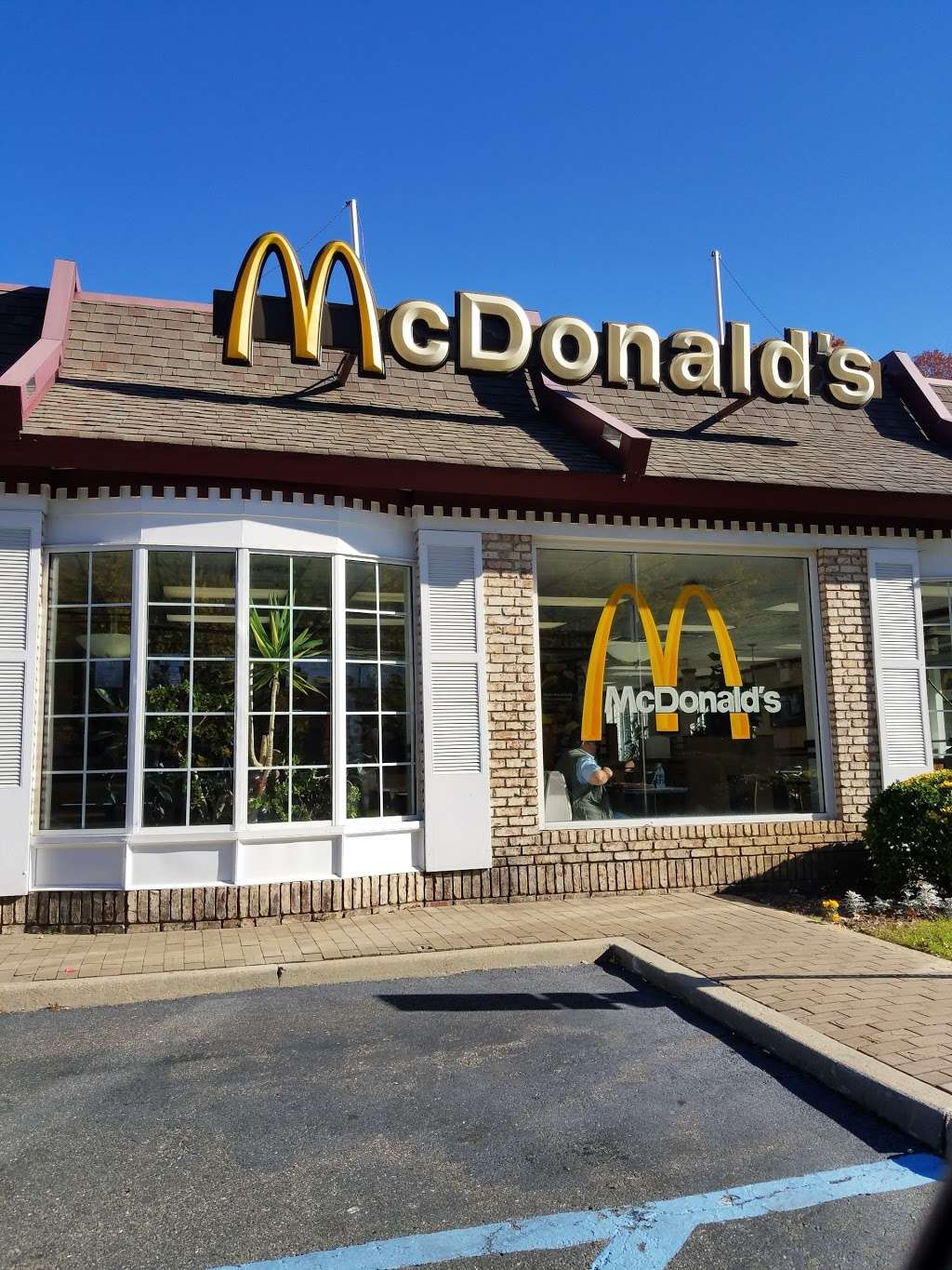 McDonalds | 245 Pine Hollow Rd, Oyster Bay, NY 11771, USA | Phone: (516) 624-9266