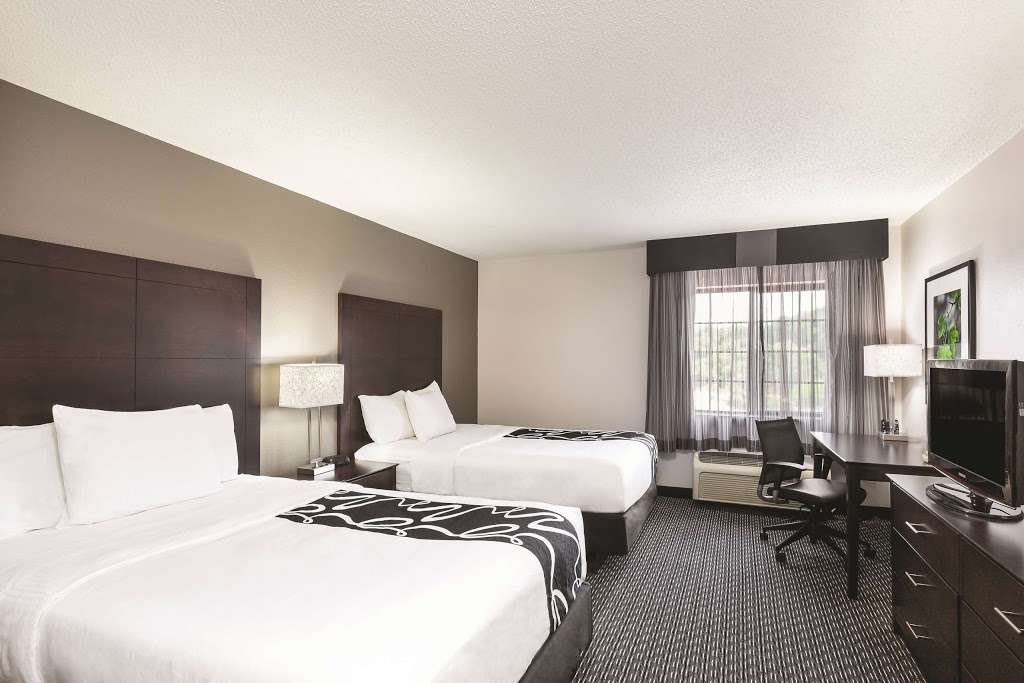 La Quinta Inn & Suites by Wyndham Milwaukee Delafield | 2801 Hillside Dr, Delafield, WI 53018, USA | Phone: (262) 395-1162