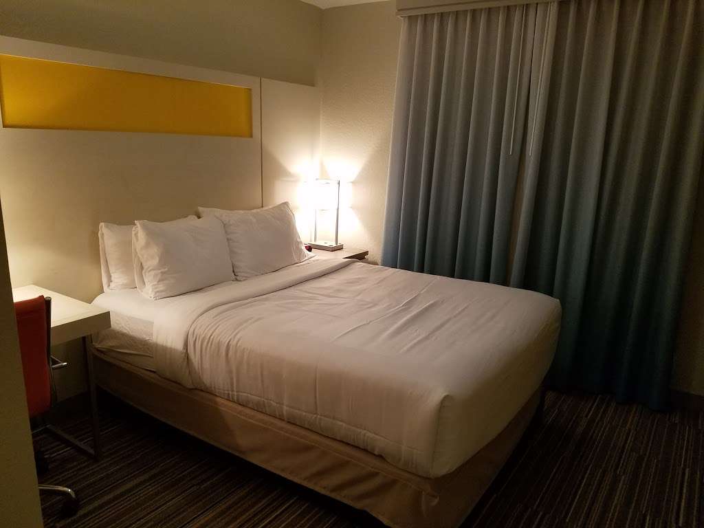 Holiday Inn Resort Orlando Suites - Waterpark | 14500 Continental Gateway Dr, Orlando, FL 32821, USA | Phone: (407) 387-5437