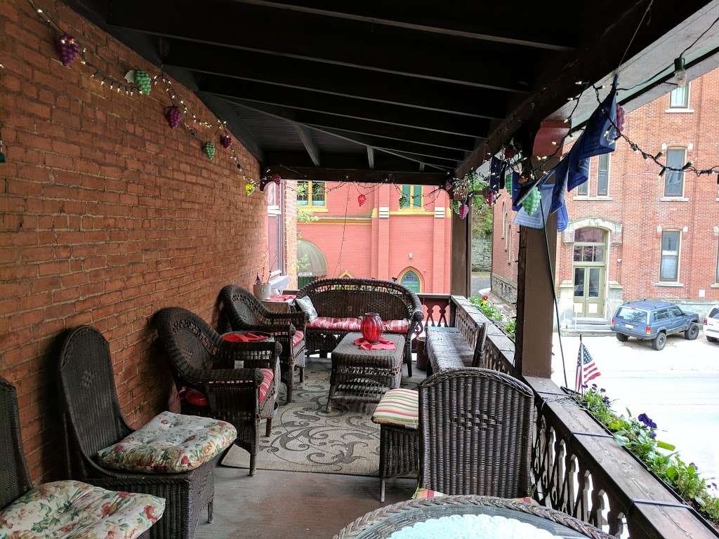 Gilded Cupid B & B | 40 W Broadway, Jim Thorpe, PA 18229, USA | Phone: (570) 325-5453