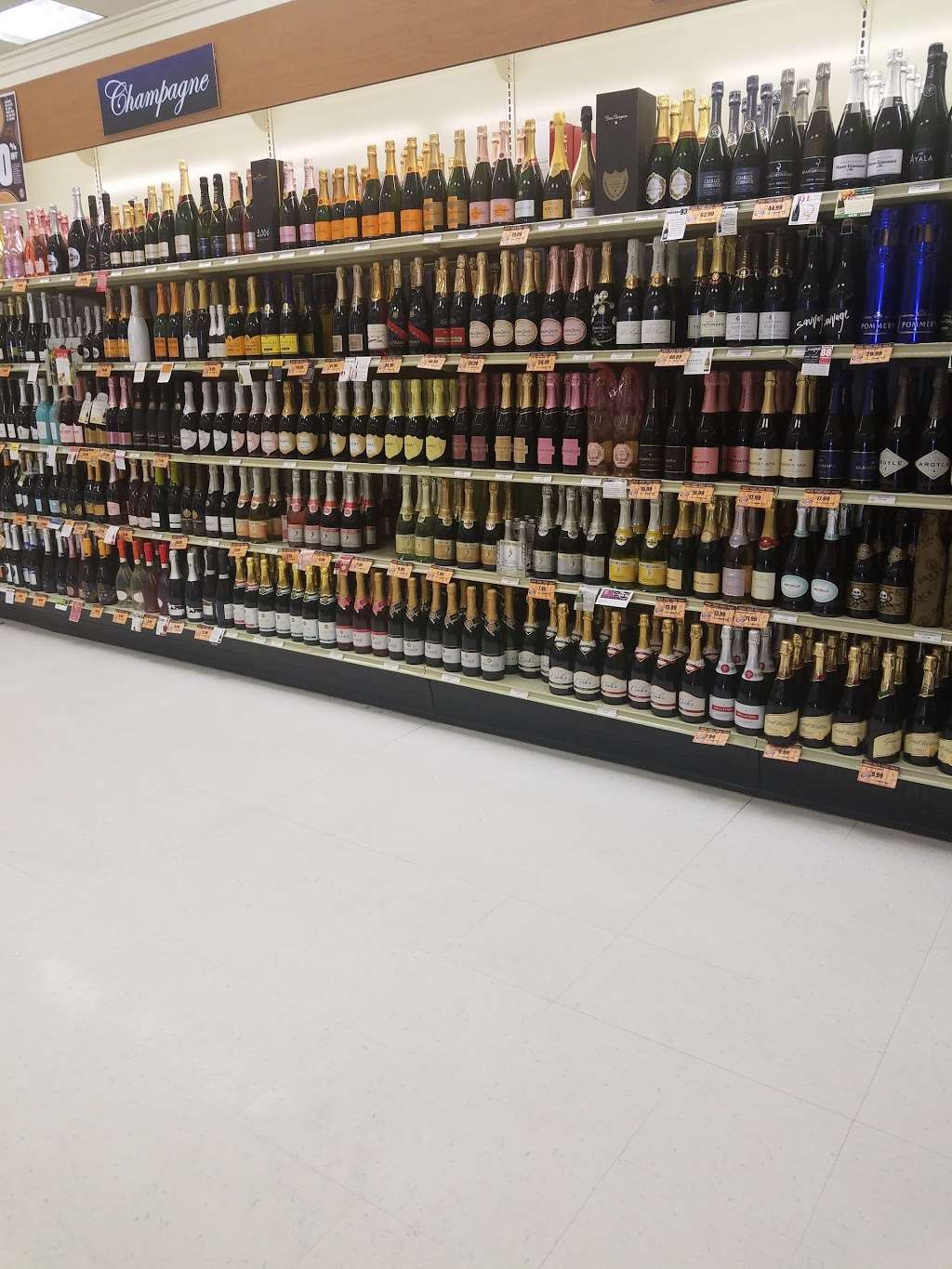 NH Liquor & Wine Outlet | Market Basket Plz, 32 Plaistow Rd, Plaistow, NH 03865, USA | Phone: (603) 382-8511