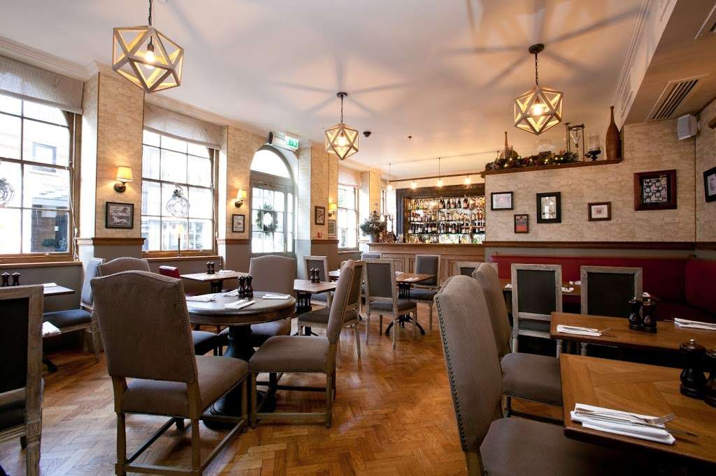 The Alfred Tennyson Pub Belgravia | 10 Motcomb St, London SW1X 8LA, United Kingdom | Phone: +44 20 7730 6074