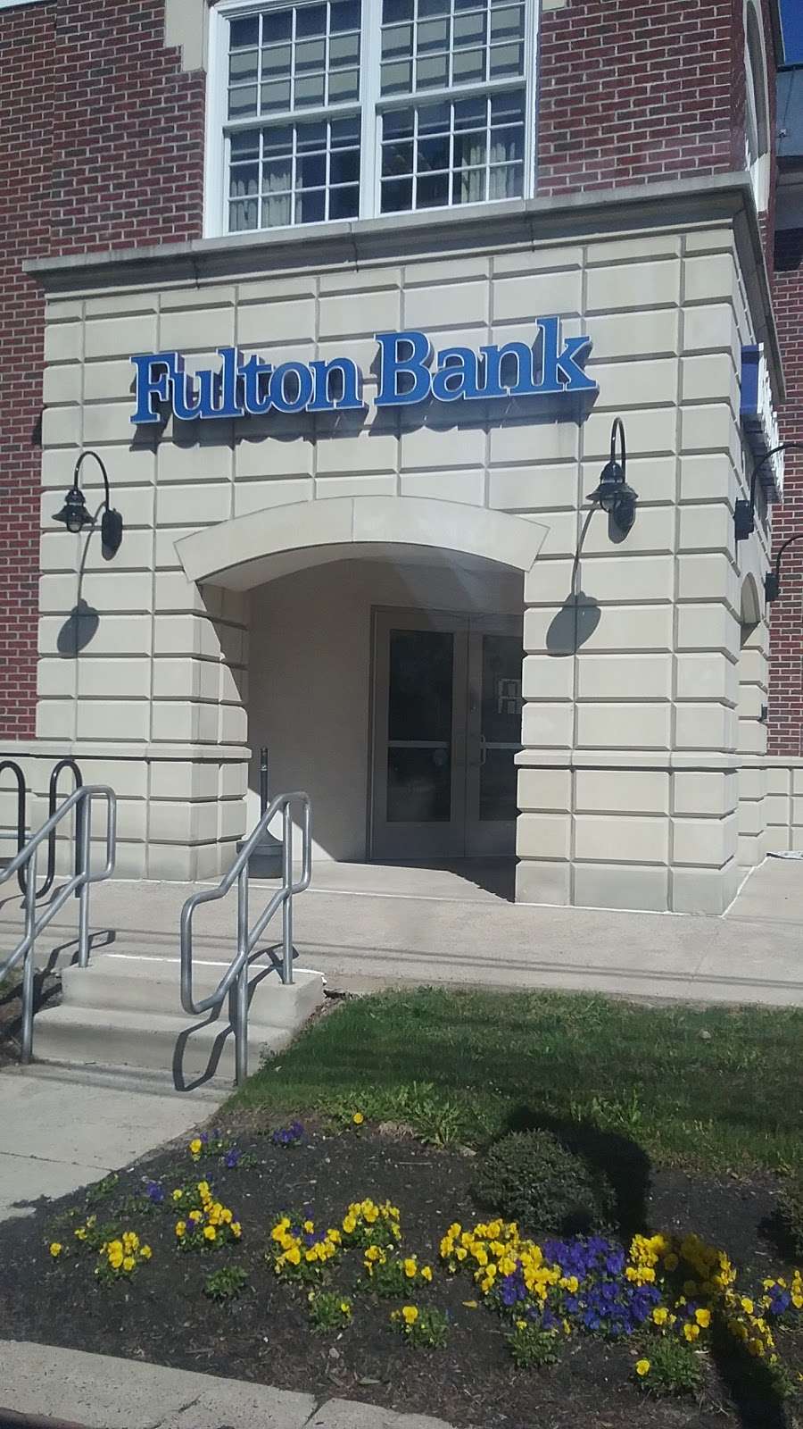 Fulton Bank | 379 N Main St, Doylestown, PA 18901, USA | Phone: (215) 345-5100