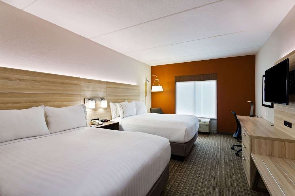 Holiday Inn Express & Suites Tavares - Leesburg | 3601 W Burleigh Blvd, Tavares, FL 32778, USA | Phone: (352) 742-1600