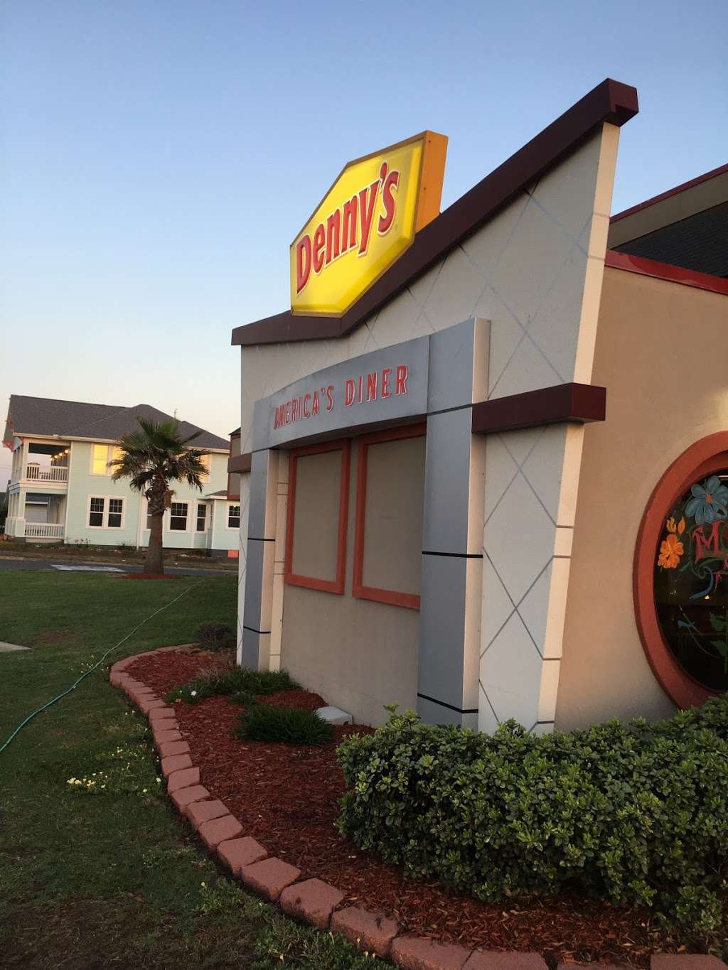 Dennys | 1410 Seawall Blvd, Galveston, TX 77550, USA | Phone: (409) 763-5954