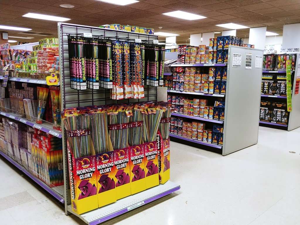 Phantom Fireworks of Racine | 2086 S 27th St, Caledonia, WI 53108, USA | Phone: (262) 835-4640