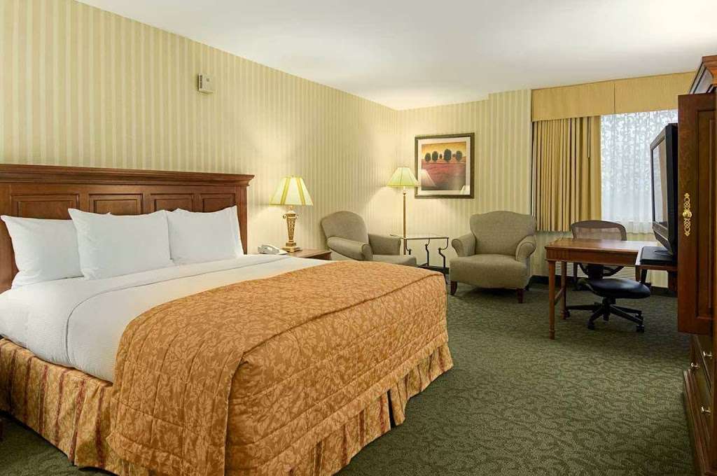 Hilton Chicago/Northbrook | 2855 Milwaukee Ave, Northbrook, IL 60062, USA | Phone: (847) 480-7500