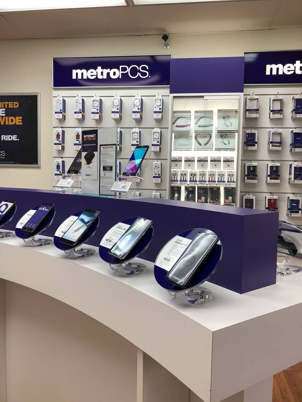 Metro by T-Mobile | 835 NE Green Oaks Blvd, Arlington, TX 76006, USA | Phone: (817) 277-0771