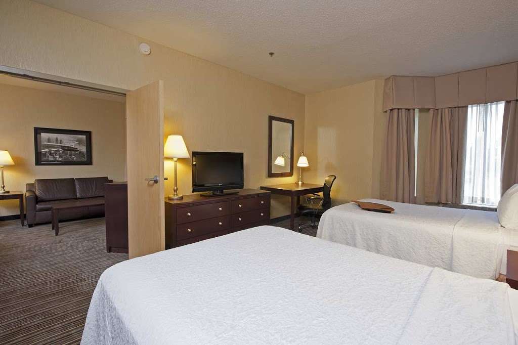 Hampton Inn & Suites Chicago/Lincolnshire | 1400 Milwaukee Ave, Lincolnshire, IL 60069, USA | Phone: (847) 478-1400