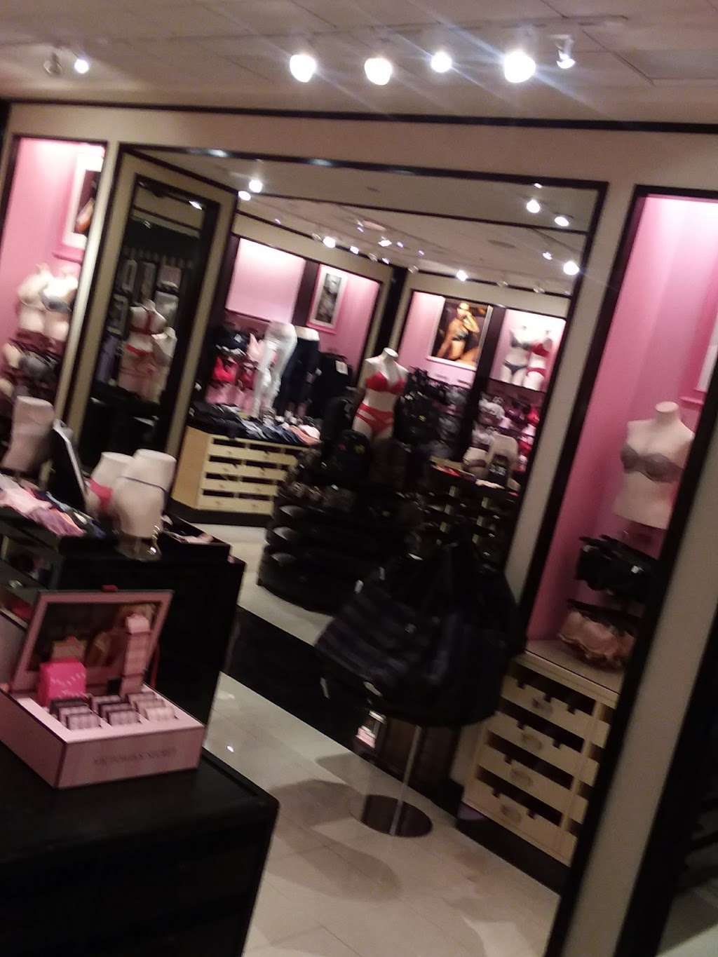 Victorias Secret & PINK | 1600 S Azusa Ave #412, City of Industry, CA 91748, USA | Phone: (626) 912-9565