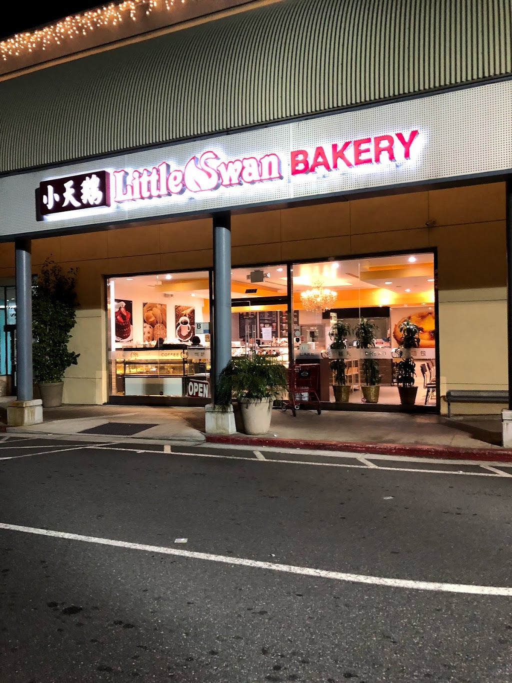 Little Swan Bakery Café | 1024 E Valley Blvd, Alhambra, CA 91801, USA | Phone: (626) 282-1888