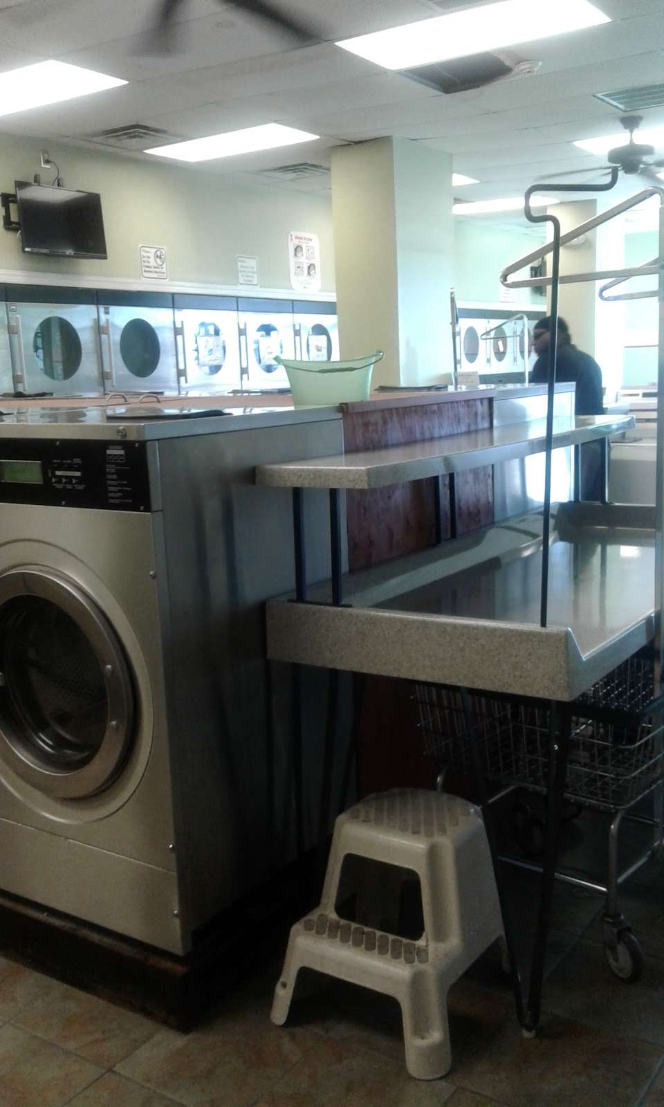 Pollys Laundromat | 1209 S 28th St, Philadelphia, PA 19146, USA | Phone: (215) 755-2983