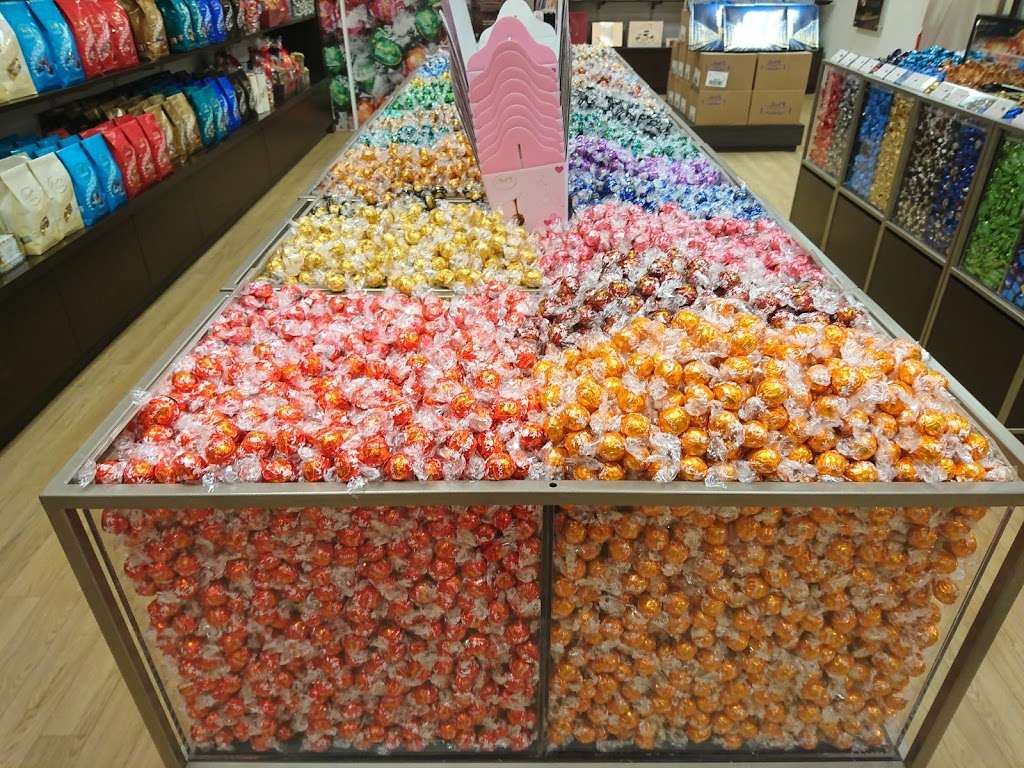 Lindt Chocolate Shop | 1 Premium Outlet Blvd Suite 792, Wrentham, MA 02093, USA | Phone: (508) 384-0666