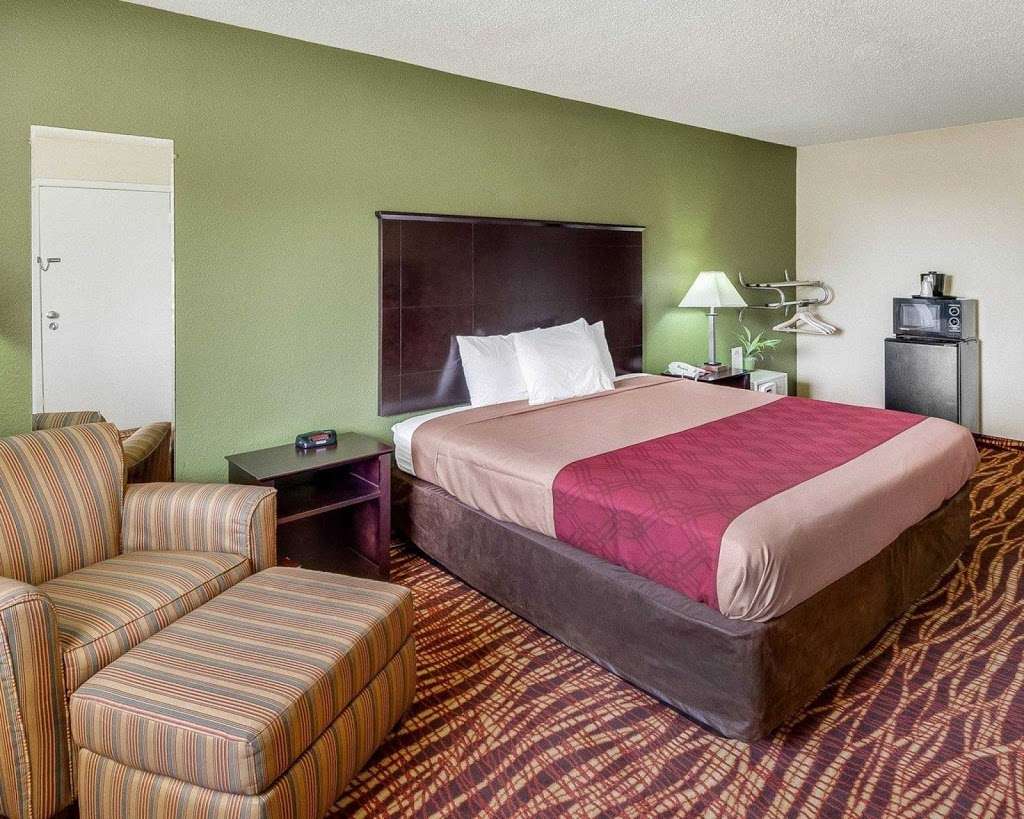 Econo Lodge Inn & Suites Downtown Northeast | 2755 N PanAm Expy, San Antonio, TX 78208, USA | Phone: (210) 229-9220