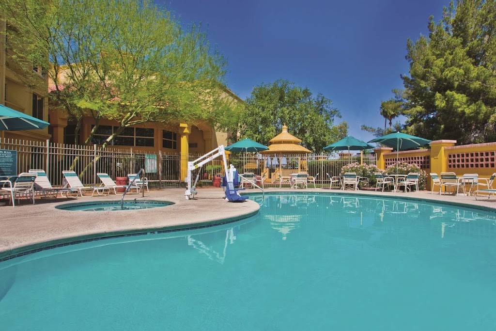 La Quinta Inn & Suites by Wyndham Tucson Airport | 7001 S Tucson Blvd, Tucson, AZ 85706, USA | Phone: (520) 573-3333