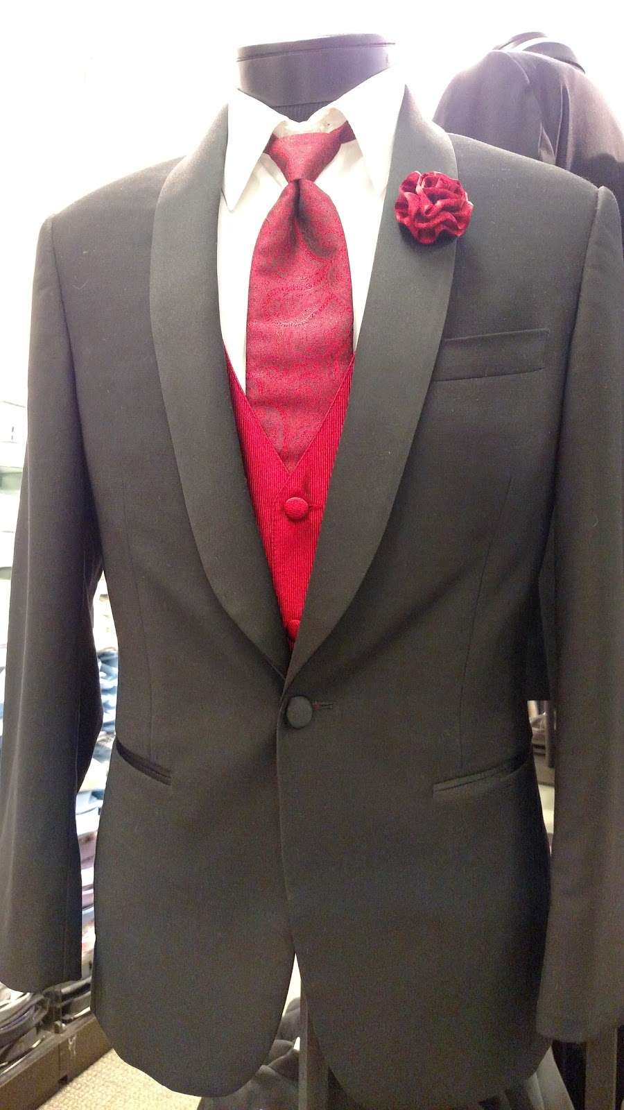 Mens Wearhouse | 313 Us Highway Suite 202/206, Bridgewater, NJ 08807, USA | Phone: (908) 252-4573