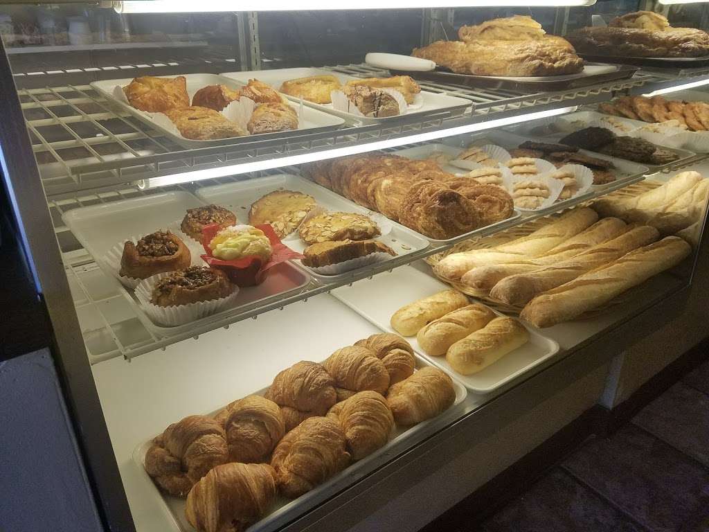 Le Petit Cafe And Bakery | 1591 Spinnaker Dr #112, Ventura, CA 93001, USA | Phone: (805) 642-1191