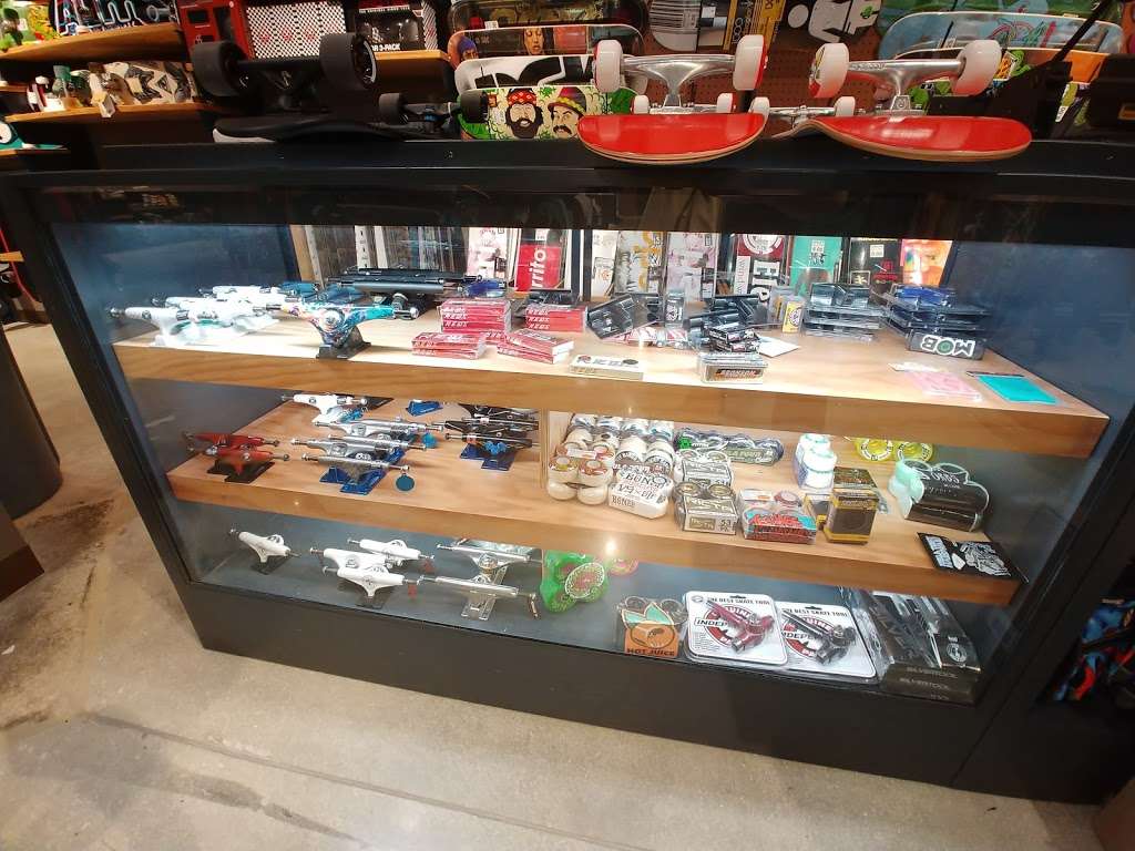 Zumiez | 11404 Pines Blvd #756, Pembroke Pines, FL 33027, USA | Phone: (954) 443-7825