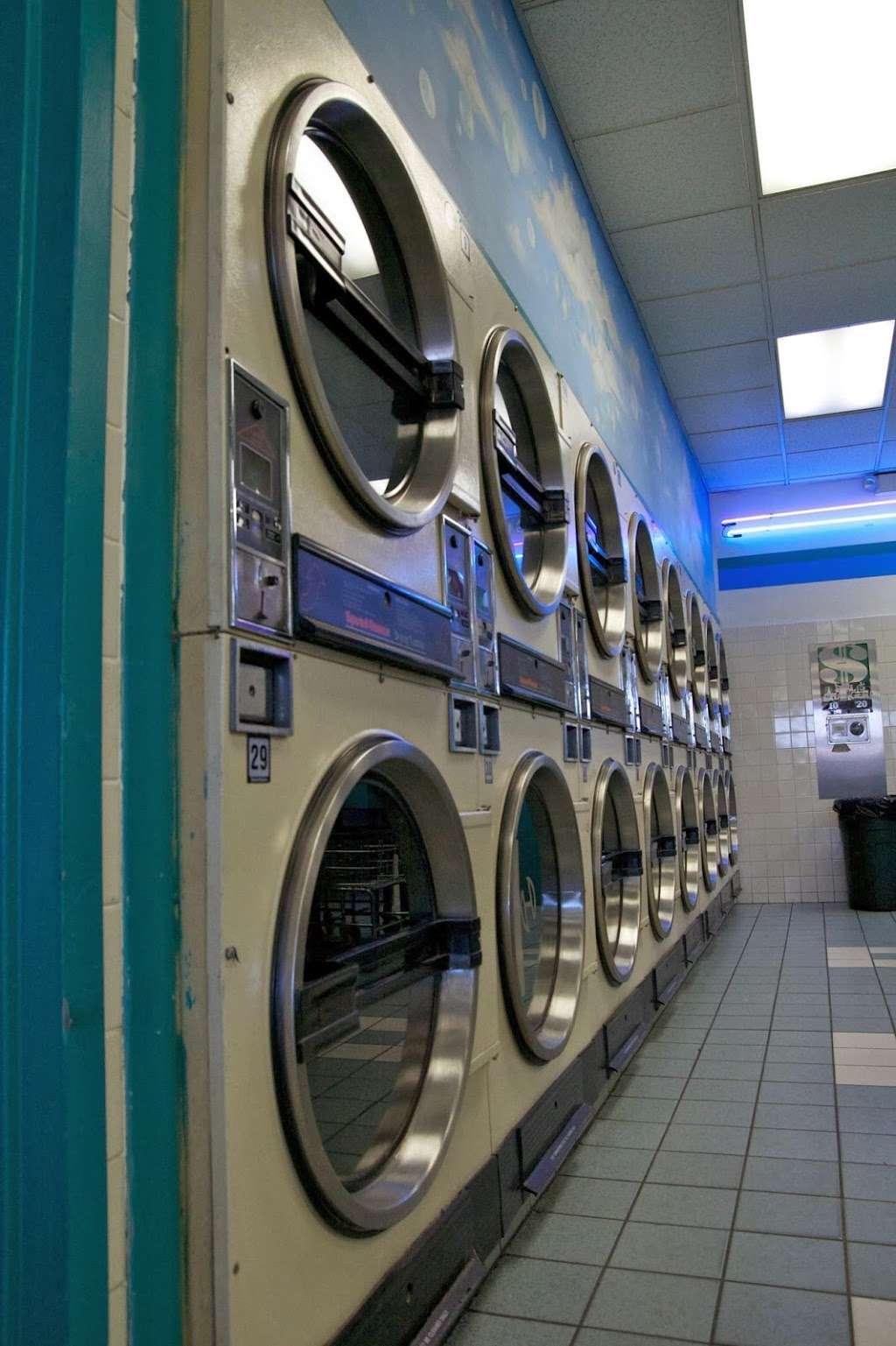 House of Bubbles Laundromat | 1347 John Fitzgerald Kennedy Blvd, Bayonne, NJ 07002, USA | Phone: (201) 339-9151