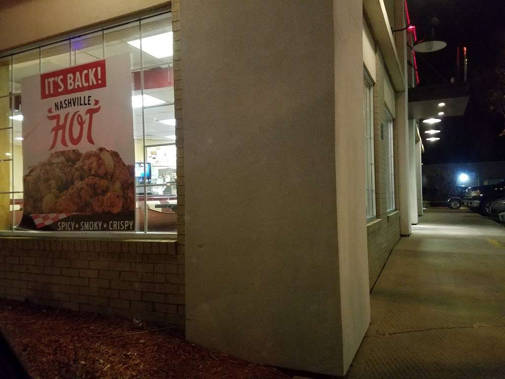 KFC | 331 W Sunset Dr, Waukesha, WI 53189, USA | Phone: (262) 544-0050