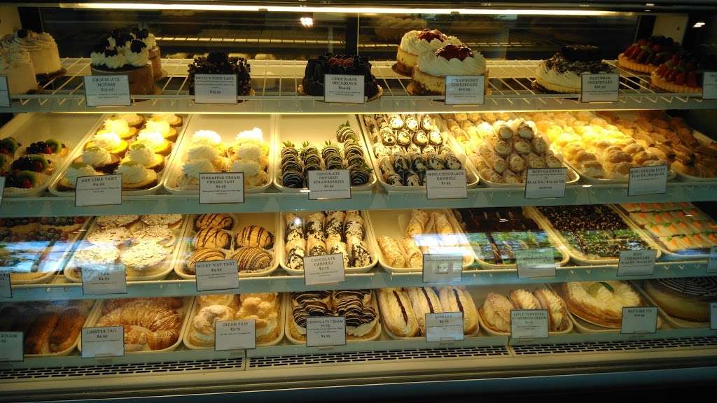 Whites Bakery & Café | 321 School St, Mansfield, MA 02048, USA | Phone: (508) 339-8230