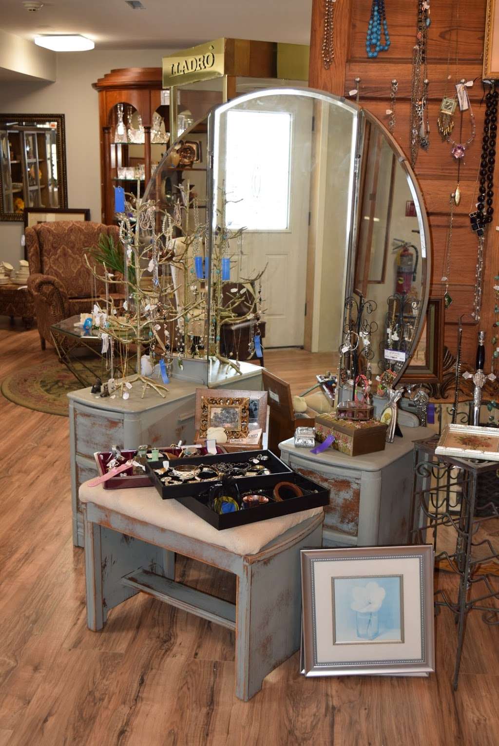 Caits Warehouse - Consignments and Estate Sales | 10201 191st St, Mokena, IL 60448, USA | Phone: (708) 995-7746