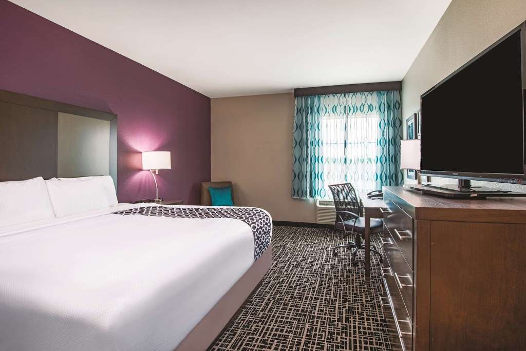 La Quinta Inn & Suites by Wyndham York | 1405 Kenneth Rd, York, PA 17408 | Phone: (717) 767-2400