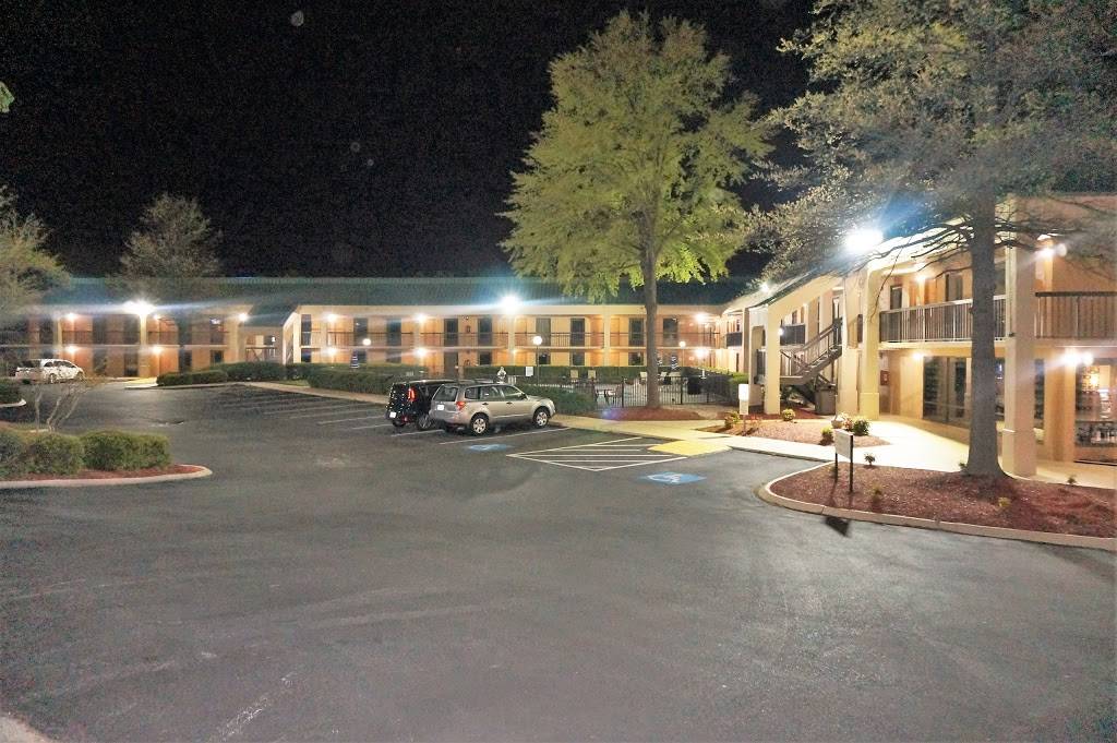 Howard Johnson by Wyndham Greensboro Near the Coliseum | 2004 Veasley St, Greensboro, NC 27407, USA | Phone: (336) 443-9444