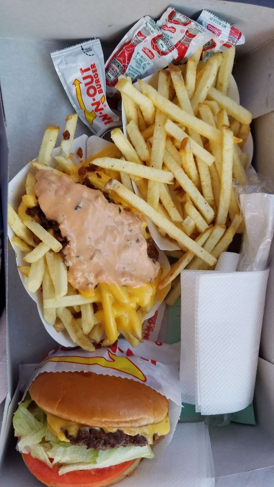 In-N-Out Burger | 108 E Easton St, Rialto, CA 92376, USA | Phone: (800) 786-1000