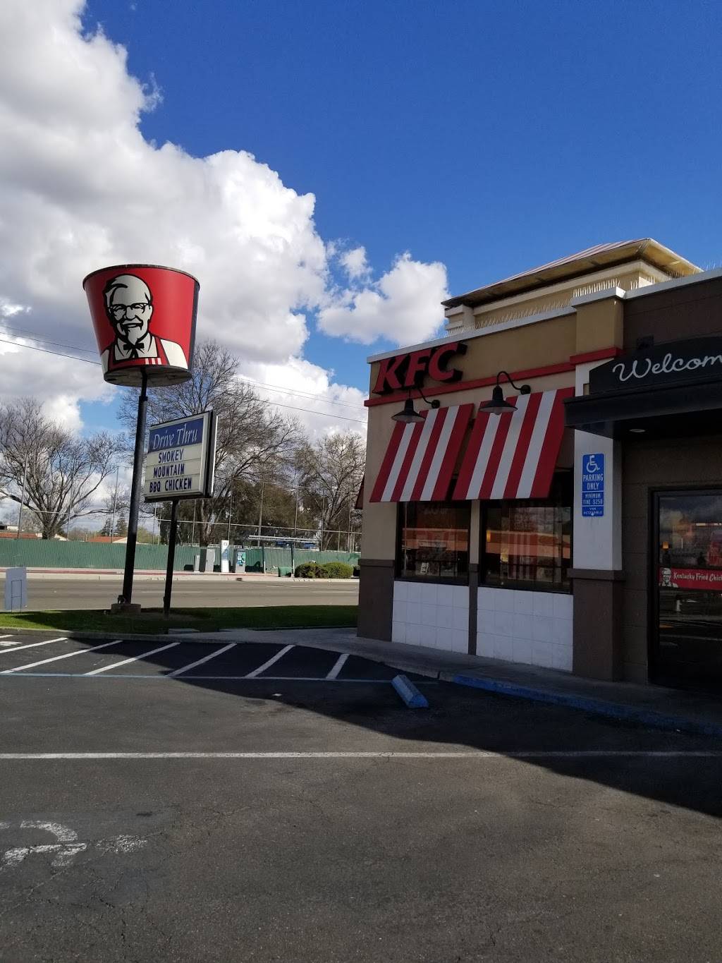 KFC | 2031 N Blackstone Ave, Fresno, CA 93703, USA | Phone: (559) 226-6191