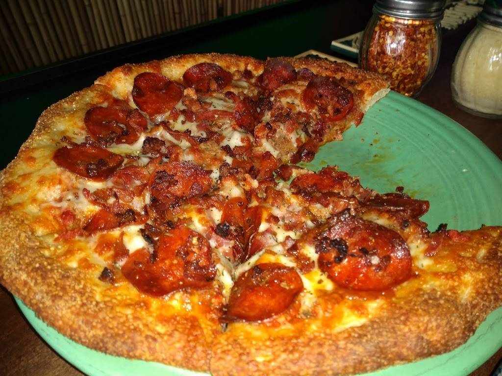 Beach Club Pizza Bistro | 21939 Lakeshore Blvd, Cleveland, OH 44123, USA | Phone: (216) 731-7499