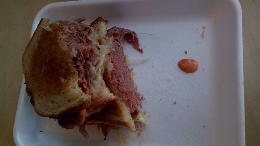 Delavans Downtown Deli | 124 E Walworth Ave, Delavan, WI 53115, USA | Phone: (262) 728-1145