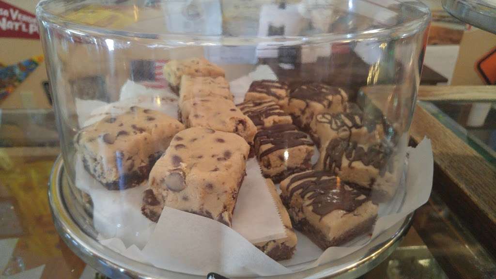 Sis Sweets | 307 Cherokee St, Leavenworth, KS 66048 | Phone: (913) 651-2424