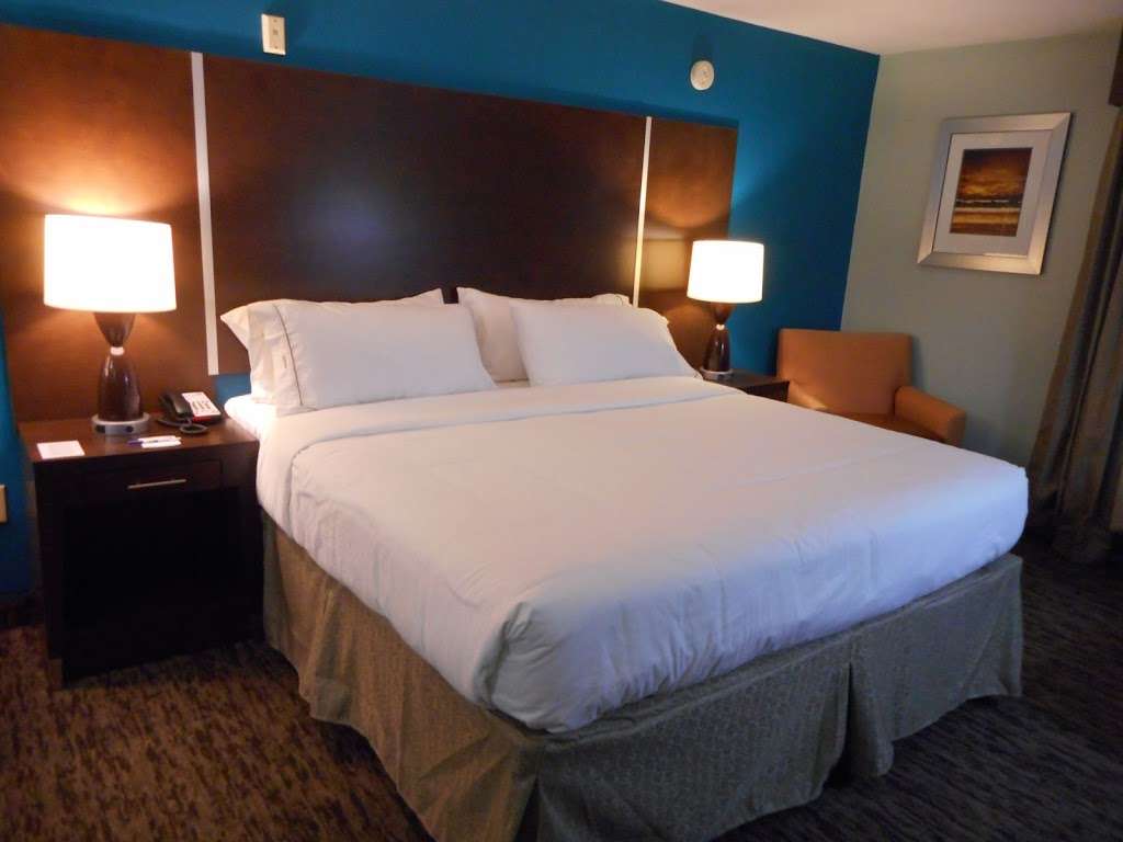 Holiday Inn Express & Suites Carmel North - Westfield | 15131 Thatcher Ln, Carmel, IN 46033, USA | Phone: (317) 575-0000