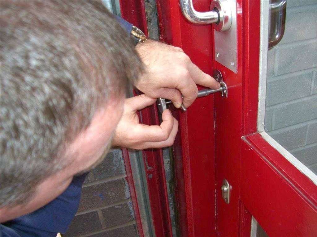 Timpson Locksmiths & Safe Engineers | Mutton Lane,, Colchester, Potters Bar EN6 2PB, UK | Phone: 01707 707753