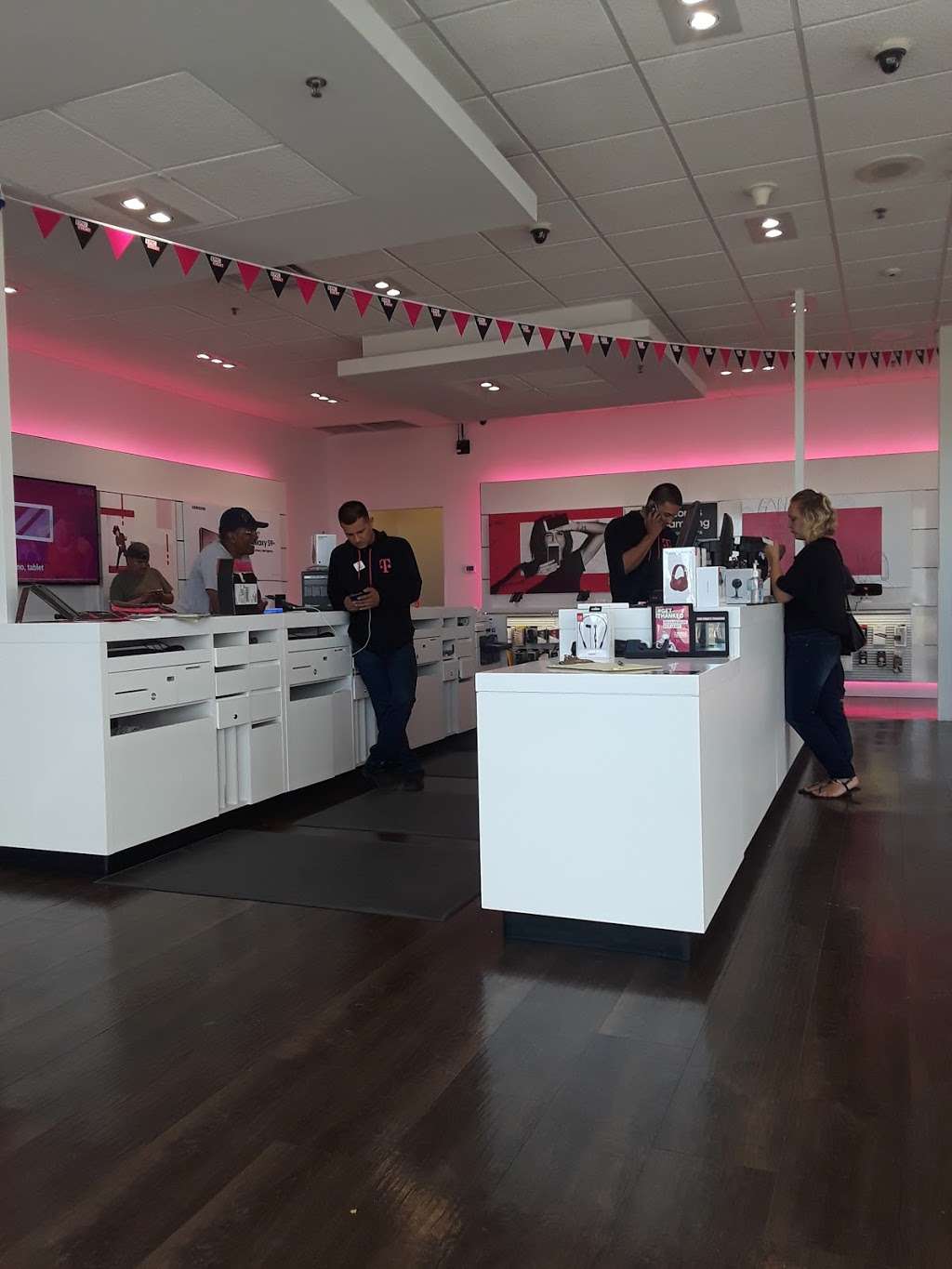 T-Mobile | 4390, I-30 Suite 100, Dallas, TX 75211, USA | Phone: (214) 467-0295