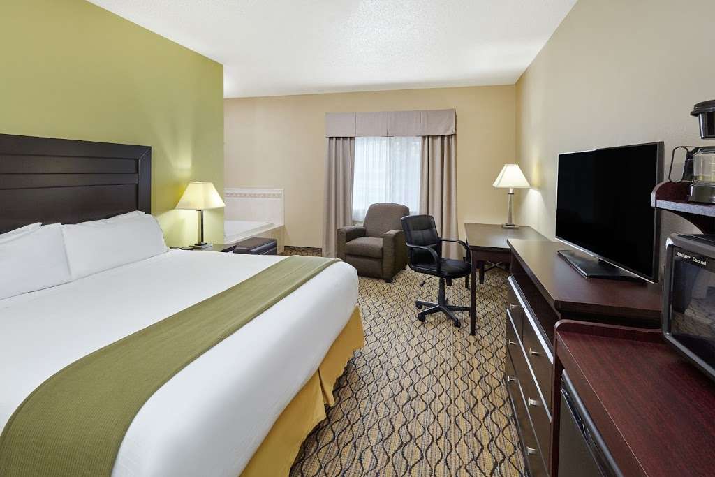 Holiday Inn Express & Suites Chicago-Libertyville | 77 Buckley Rd, Libertyville, IL 60048, USA | Phone: (847) 549-7878