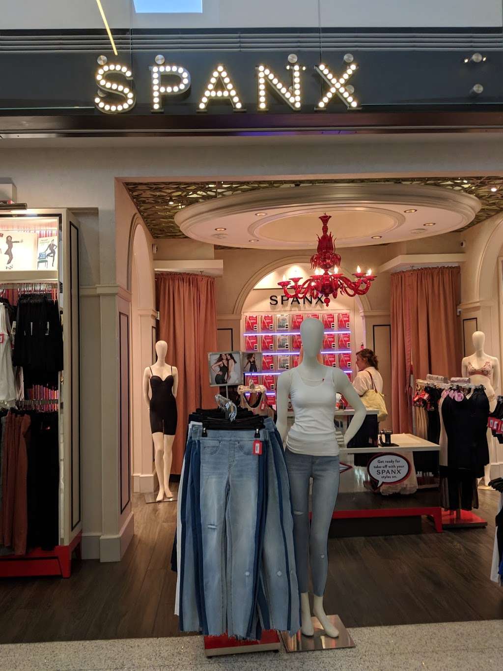 SPANX | 200 World Way, Los Angeles, CA 90045, USA