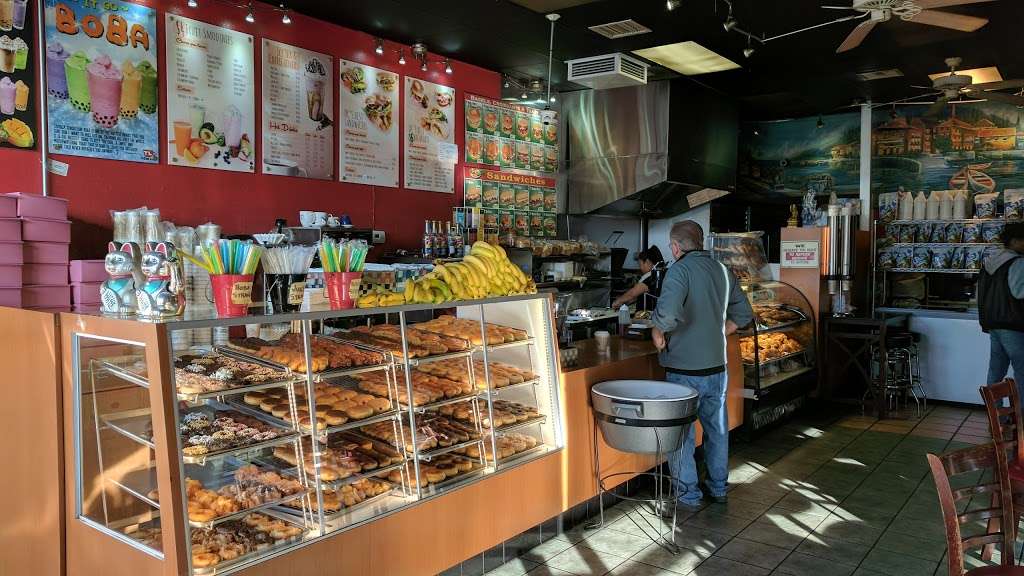 DC Cafe Donuts | 18501 Victory Blvd, Reseda, CA 91335 | Phone: (818) 345-2627