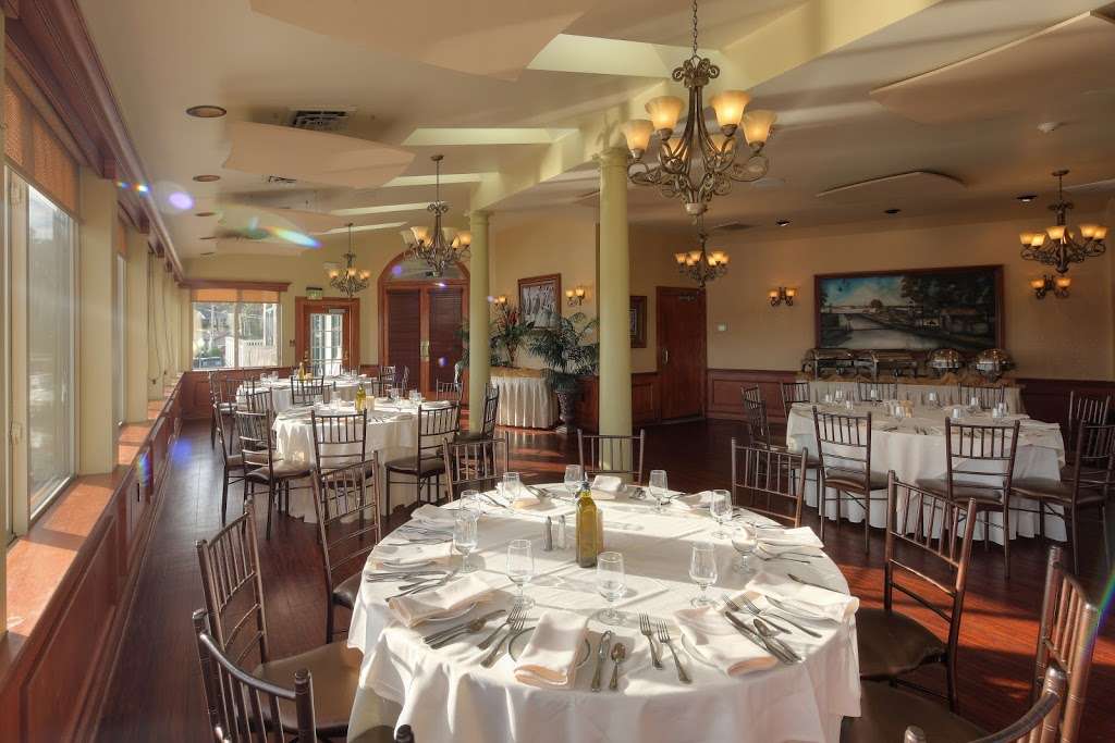 Chesapeake Inn Restaurant & Marina | 605 2nd St, Chesapeake City, MD 21915, USA | Phone: (410) 885-2040