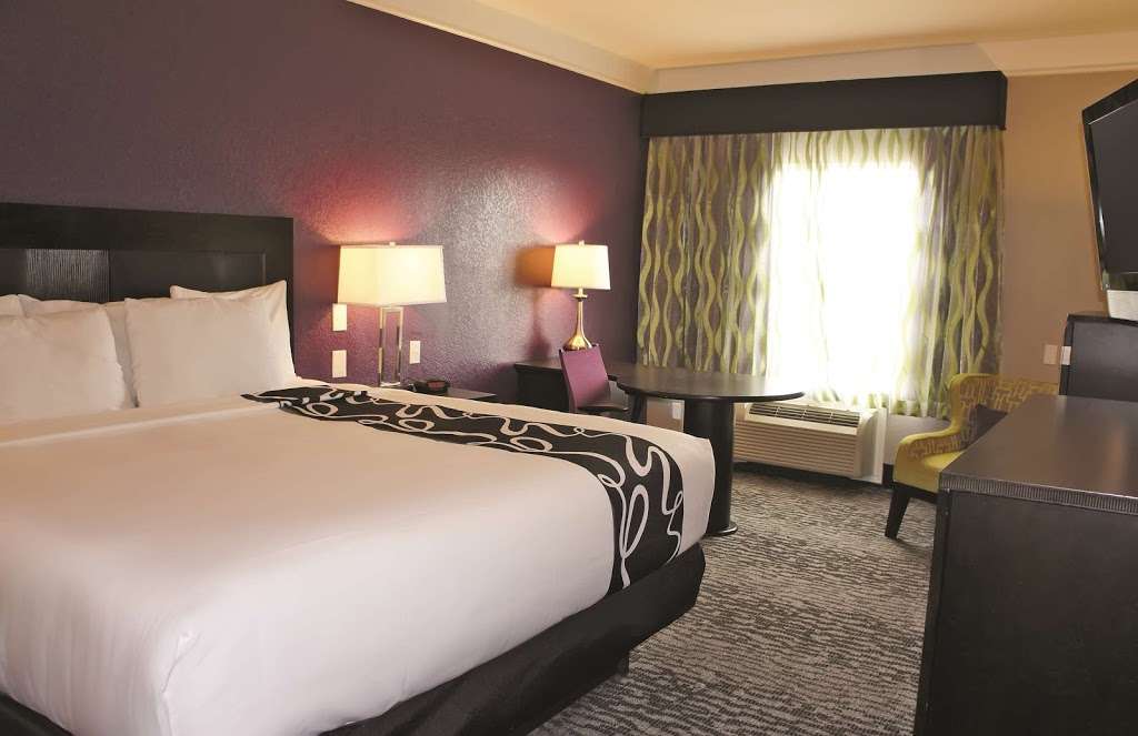 La Quinta Inn & Suites Pearland | 9002 Broadway St, Pearland, TX 77584 | Phone: (281) 412-5454