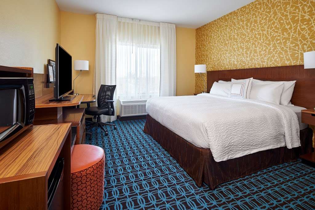 Fairfield Inn & Suites by Marriott Alexandria | 6421 Richmond Hwy, Alexandria, VA 22306, USA | Phone: (703) 721-0600