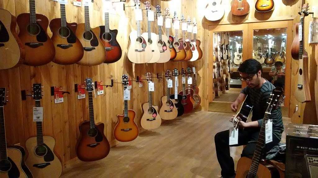 Guitar Center | 8621 W Charleston Blvd Suite 110, Las Vegas, NV 89117, USA | Phone: (702) 228-3858