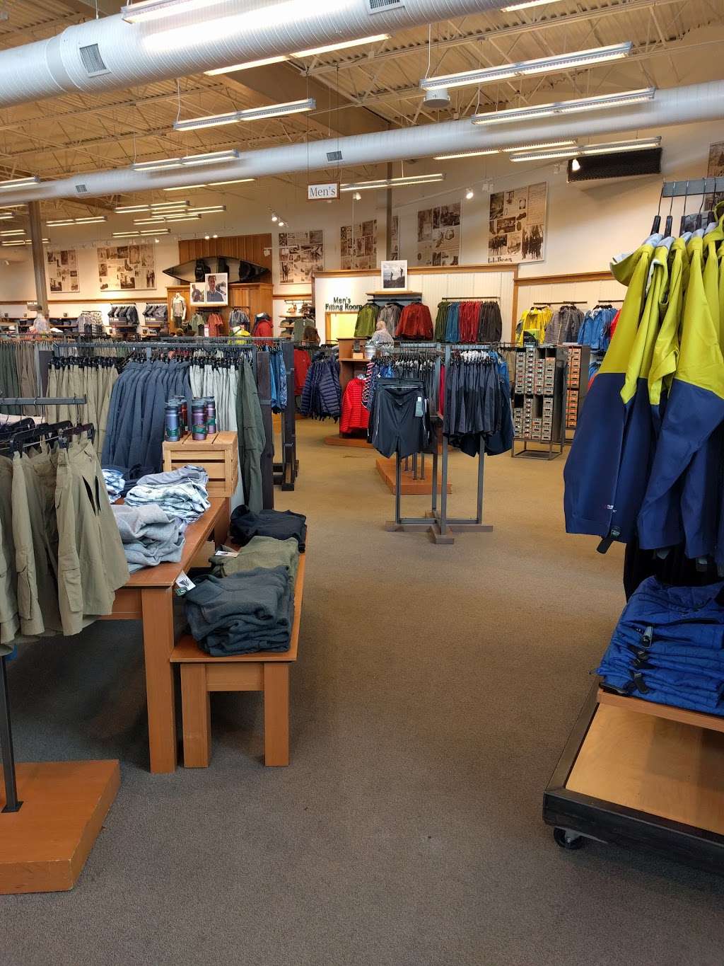 L.L. Bean | 3301 Center Valley Pkwy, Center Valley, PA 18034 | Phone: (610) 798-4400