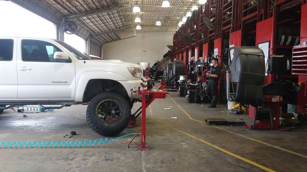 Discount Tire | 12211 Eastex Fwy, Houston, TX 77039, USA | Phone: (281) 590-1211