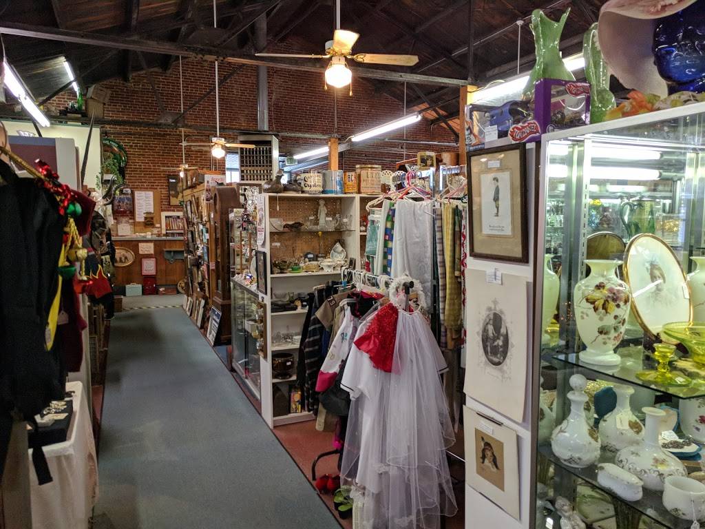 Berkeley Springs Antique Mall | 7 Fairfax St, Berkeley Springs, WV 25411, USA | Phone: (304) 258-5676