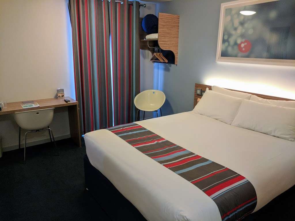 Travelodge Borehamwood | Elstree Way, Borehamwood WD6 1SD, UK | Phone: 0871 984 6346