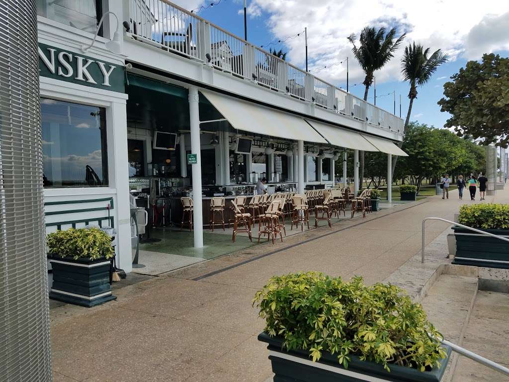 Smith & Wollensky | 1 Washington Ave, Miami Beach, FL 33139, USA | Phone: (305) 673-2800